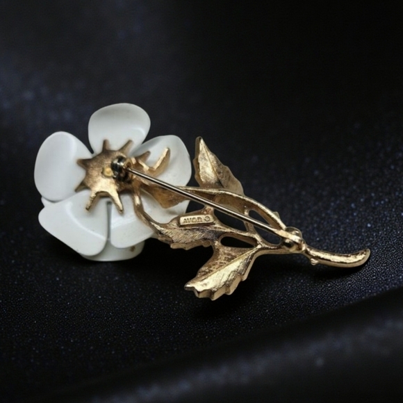 Avon Snow Flower Brooch 1972 Vintage White Floral Gold Tone Pin - Picture 3 of 4